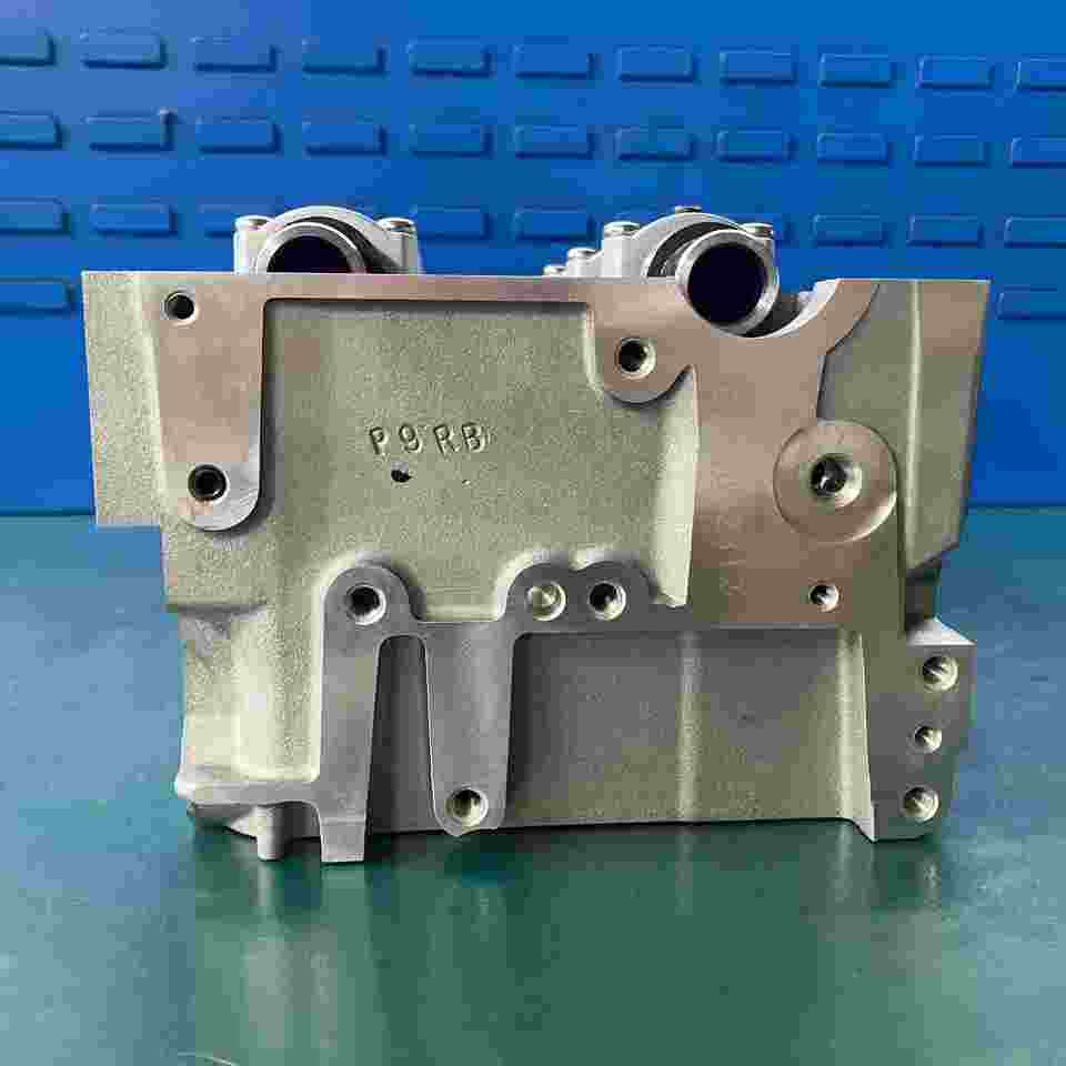 Auto Engine OM651.901 908724 A6510103220 A6510103020 Cylinder Head Assembly for Mercedes Benz B180/B200